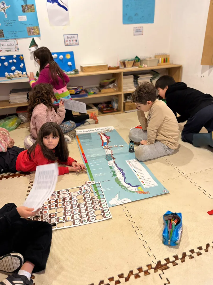 Aprender en el suelo, con material a la mano