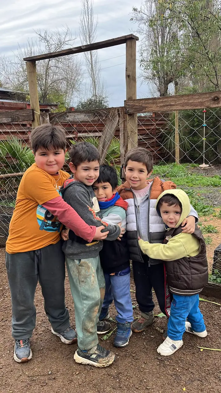Niños abrazados al aire libre