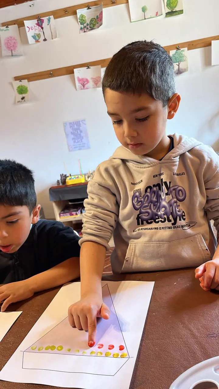 Niño pintando con los dedos